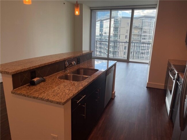 Photo - 1080 Peachtree St NE Unidad 2015
