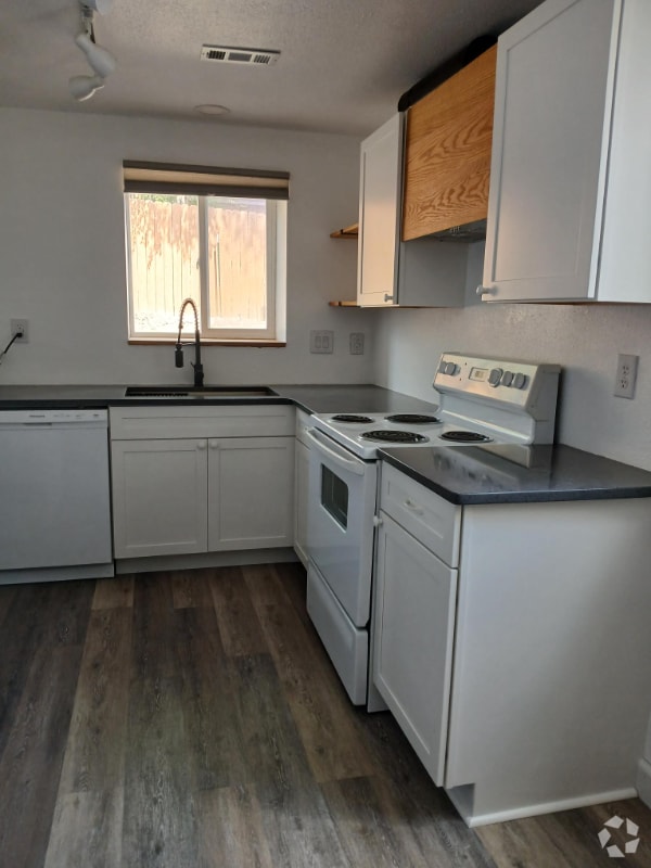 Building Photo - 720 W Madison St Rental