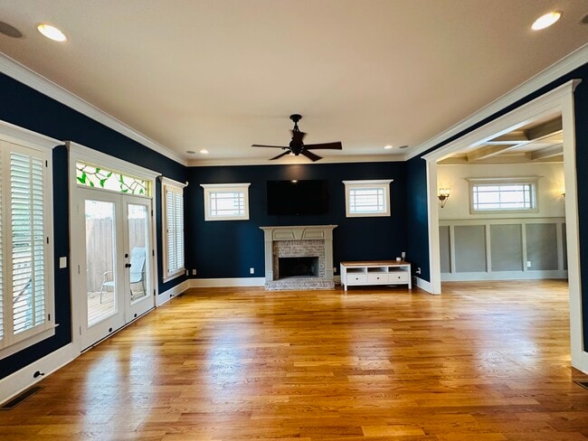 Amplia sala de estar con altavoces envolventes cableados y listos para conectar. - 1896 Hosea L Williams Dr NE