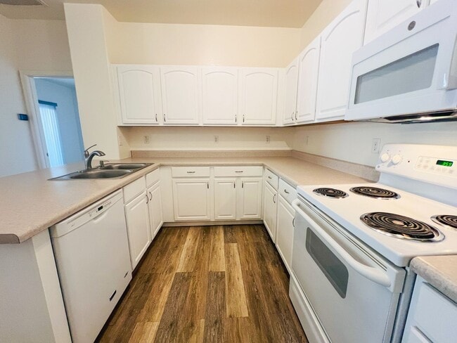 Photo - TOWNHOME - COTTONWOOD - HOA Cottonwood Square Commons