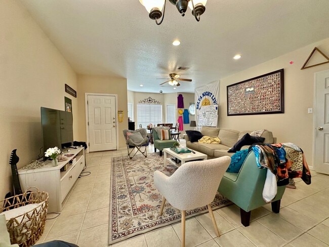 Photo - 2010 Marie Dr Unidad B