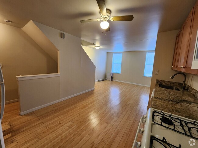 Building Photo - BEAUTIFUL, SPACIOUS 3 BEDROOM CENTRAL LOCA... Unit 2F Rental