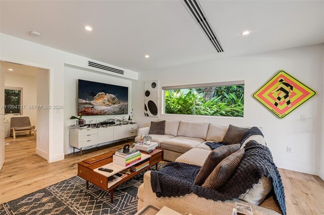 Photo - 79 Shore Dr W