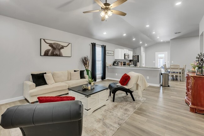 Photo - 460 Staghorn Dr