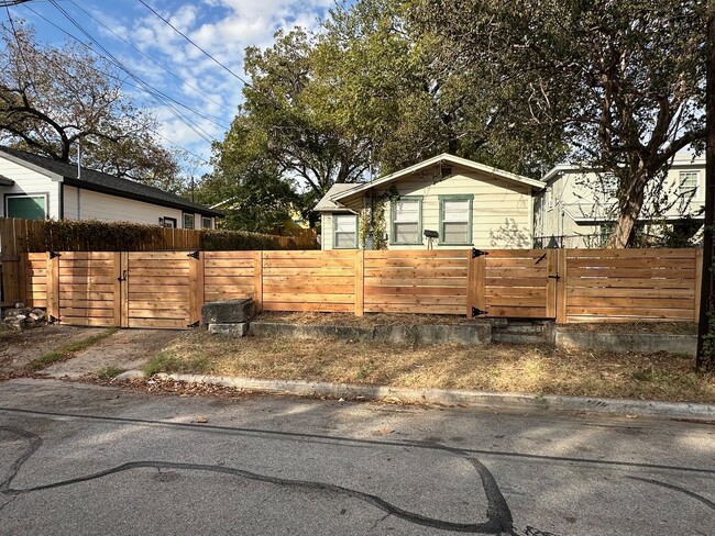 East Austin Bungalow for Rent - East Austin Bungalow for Rent House