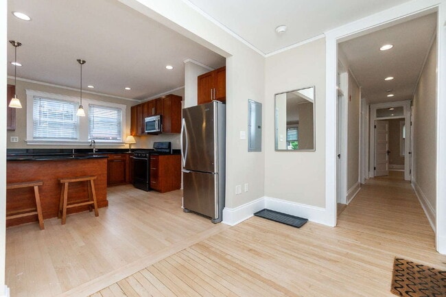 Building Photo - Renovated 3BR/2BA 1,278 SF In-Unit Laundry Parking Basement Storage Available Sept 1 Unit 3