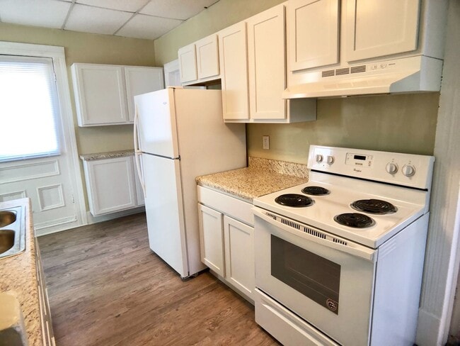 Photo - Great 2nd floor apt next to Greensboro College and convenient to downtown!