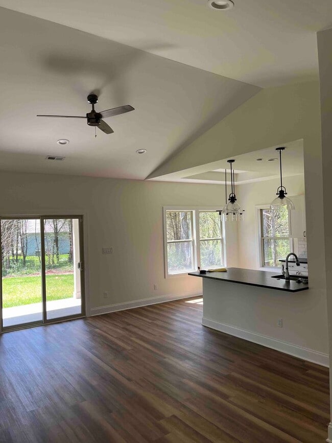 Photo - Loudon 37774 - Charming 2 bedroom, 2 bath home with a 2-car garage - Contact Susan Niedergeses (8...