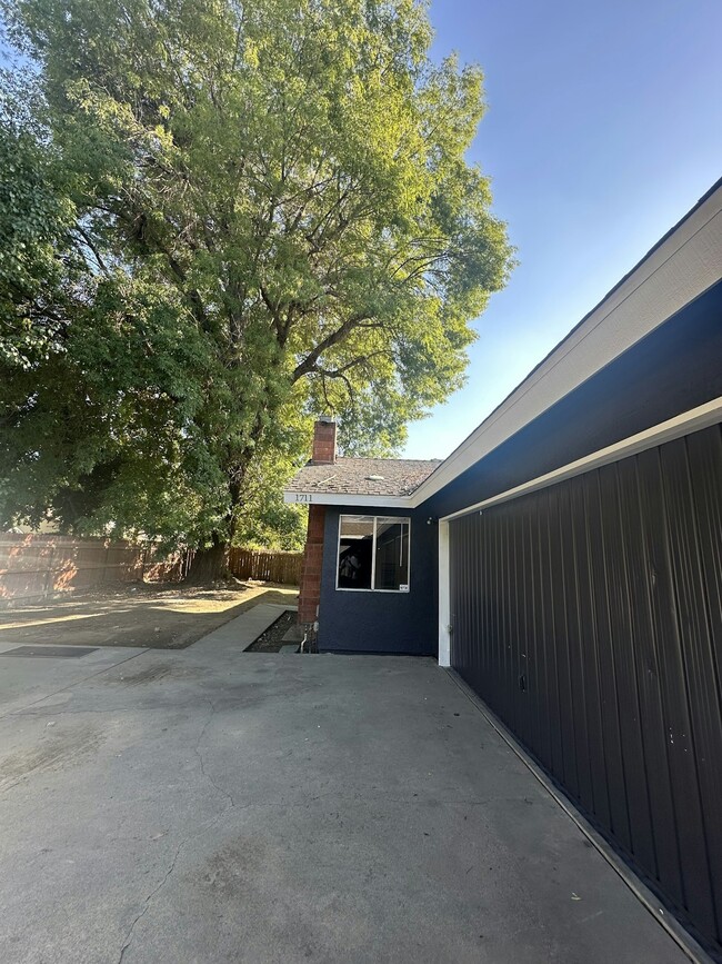 Photo - 1711 E Paradise Ave