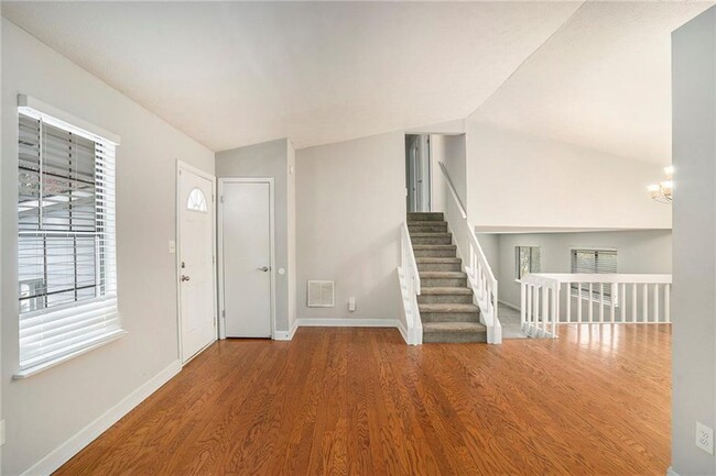 Photo - 676 Tarkington Rd S