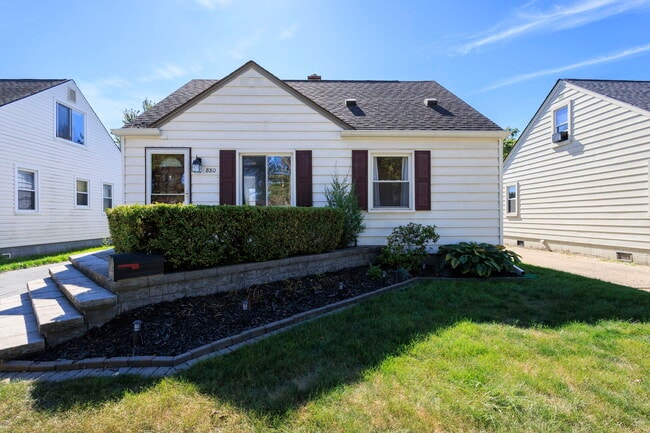Photo - 880 E Rowland Ave