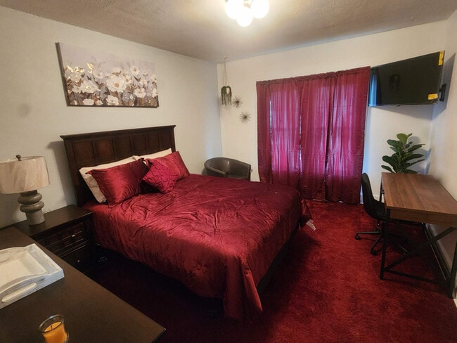 Photo - 369 E Tuscarawas Ave