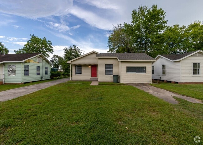 Building Photo - Just Renovated! Close to Hwy 287 Immediate... Rental