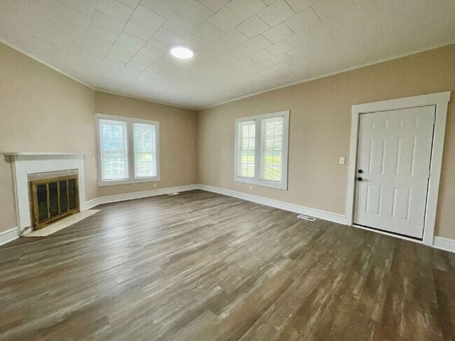 Photo - Spacious Newly Renovated 4-Bedroom Farmhou...
