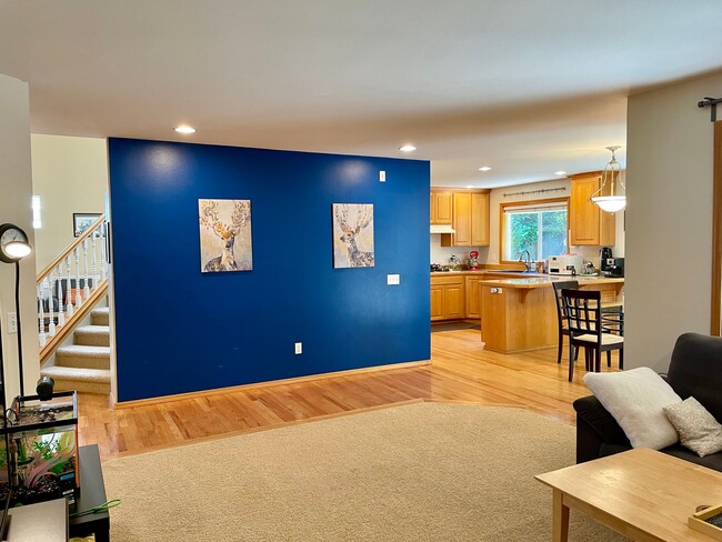 Photo - Spacious 4 bedrooms + Den, A/C! Pet(s)!