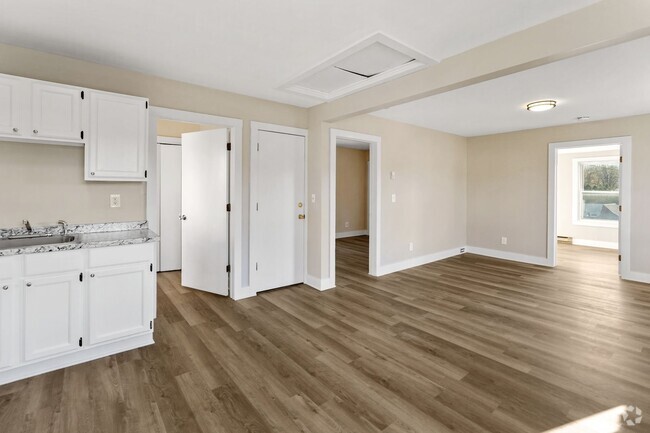 Building Photo - 32 Worcester Rd Unit 2 Rental