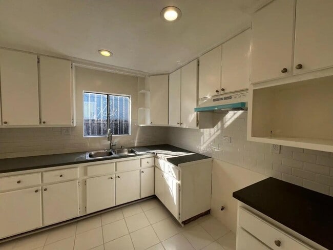 Photo - 1110 W 92nd St