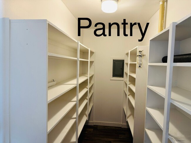 Building Photo - 4 bedroom, 1 bath. Pets Ok, Remodeled in 2... Rental