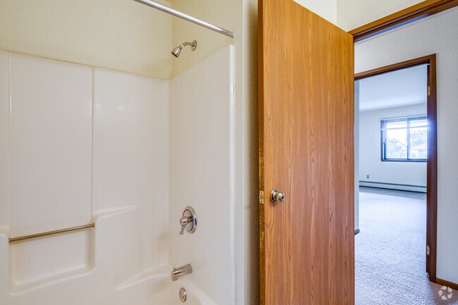 2 BR, 1 BA - 1,200SF
