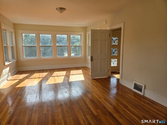 Photo - 921 Cooke St