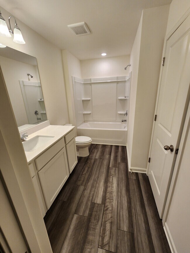 Secondary bath - 595 Magnolia Cir