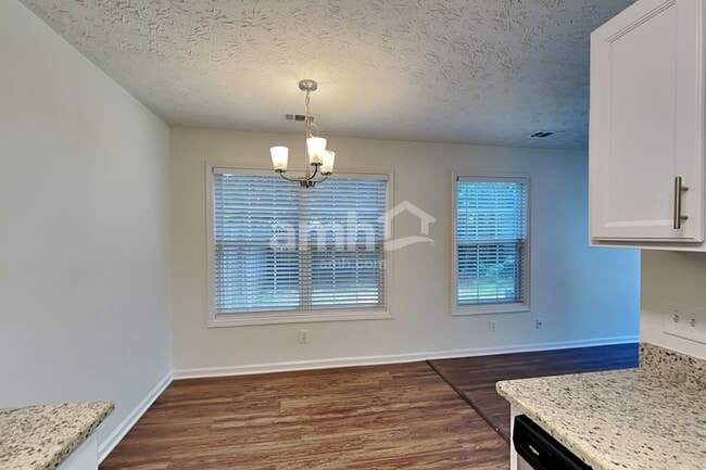 Photo - 205 Daventry Way