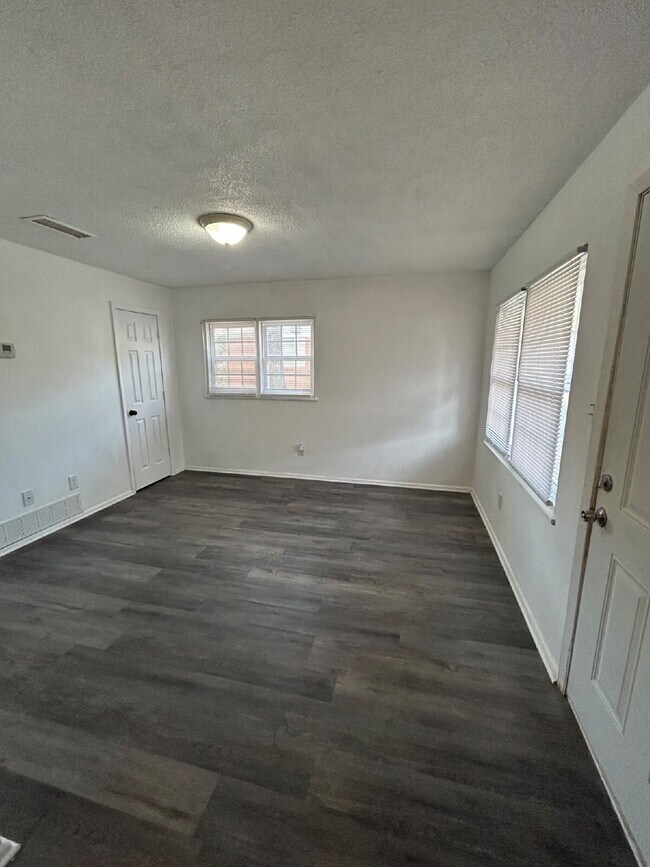 Photo - 3311 Kingsbury St