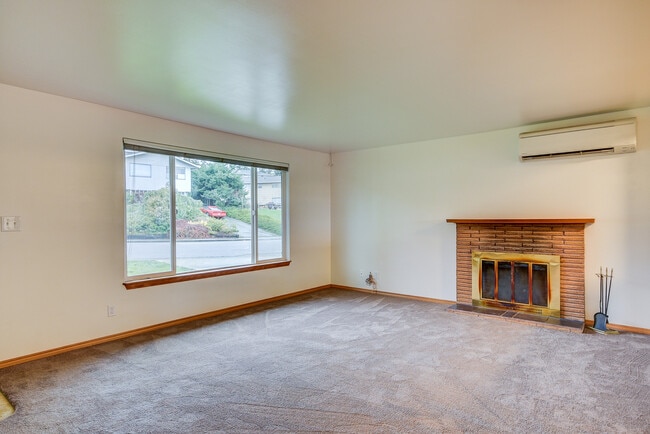 Photo - 4 Bed 2 bath Home in the Heart of Oak Harbor