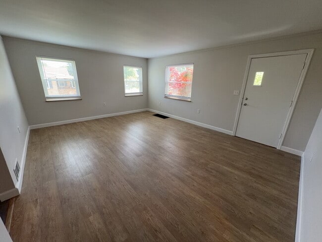Photo - 464 Cloverdale Ave