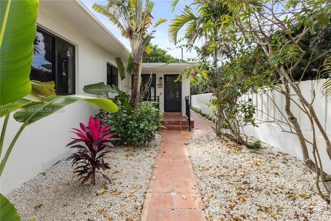 Building Photo - 1620 SW 18th St Unit 2