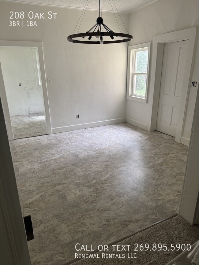 Photo - 208 Oak St