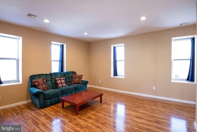 Building Photo - 3350 Conrad St