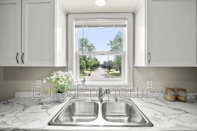 Photo - 305 N Pleasant View St