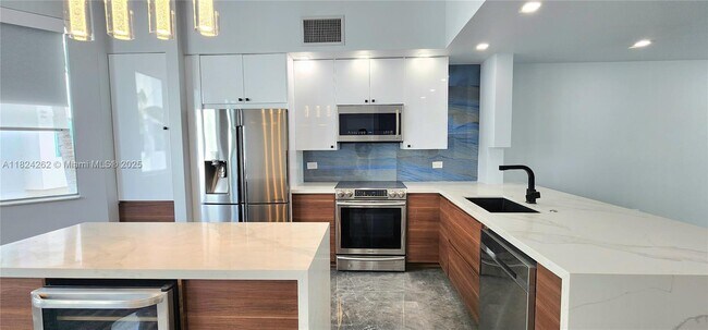 Building Photo - 2146 Van Buren St Rental
