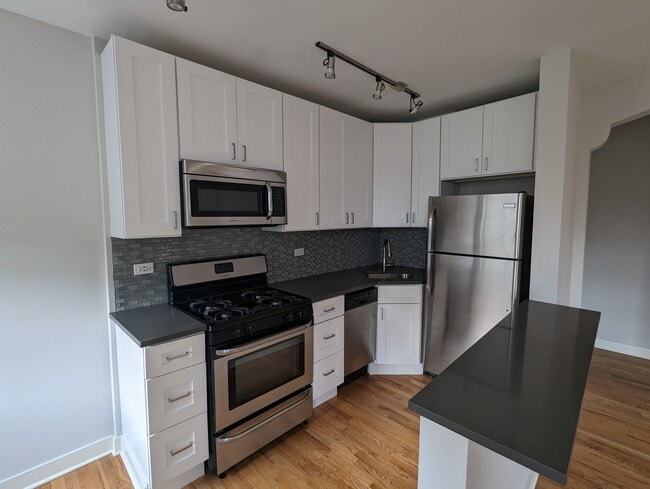 Building Photo - 2430 N Kedzie Blvd Unit 202