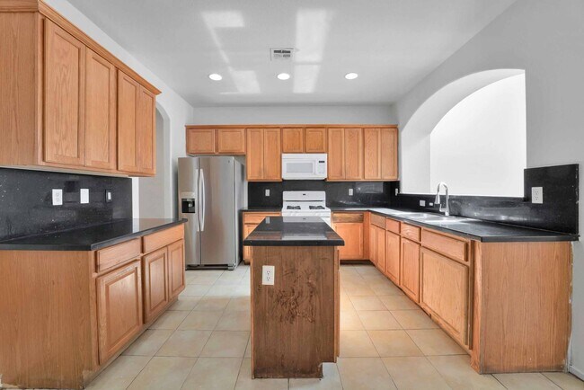 Photo - 6 BEDROOM HOME IN THE HEART OF NORTH LAS V...