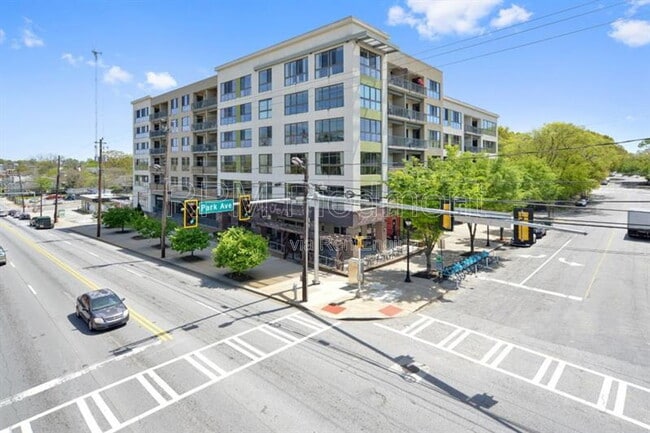 Building Photo - 563 Memorial Dr SE Unit 210