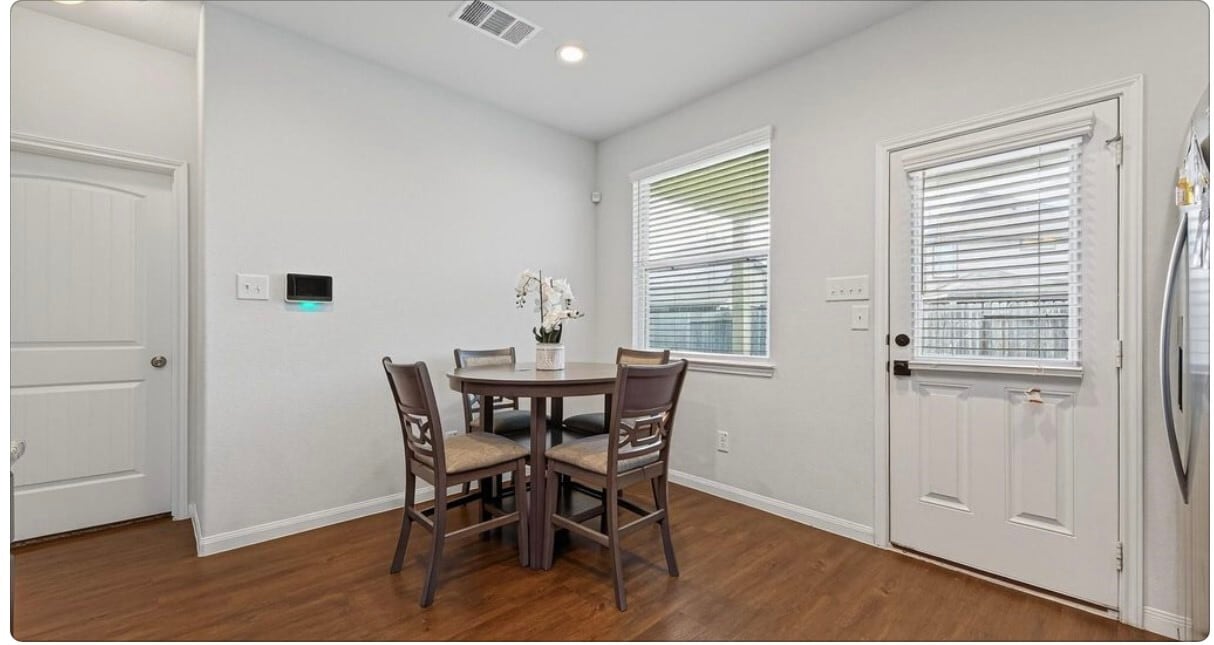 Photo - 17543 Desmond St