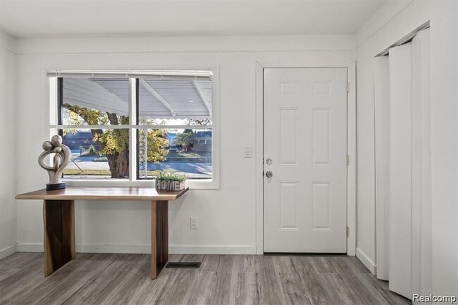 Photo - 5749 Detroit St