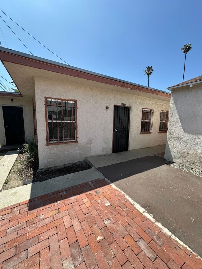 Private unit located at rear of the building - Private unit located at rear of the building Casa Adosada