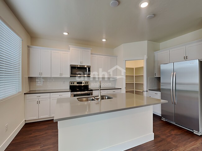 Photo - 937 Moorside Ave