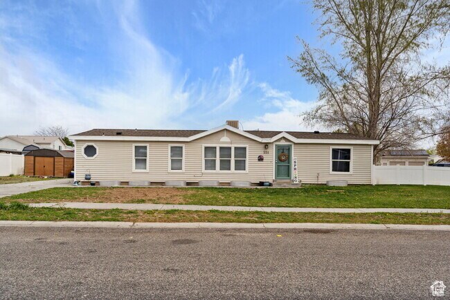 Building Photo - 4 Bedroom in Tremonton! Rental