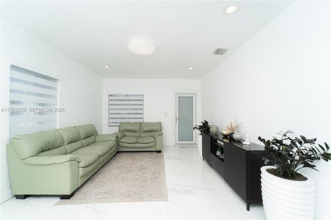 Photo - 172 W 17th St