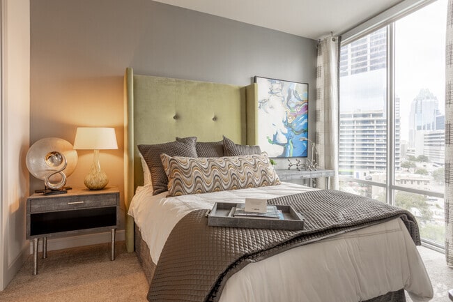 1BR, 1BA - 867SF