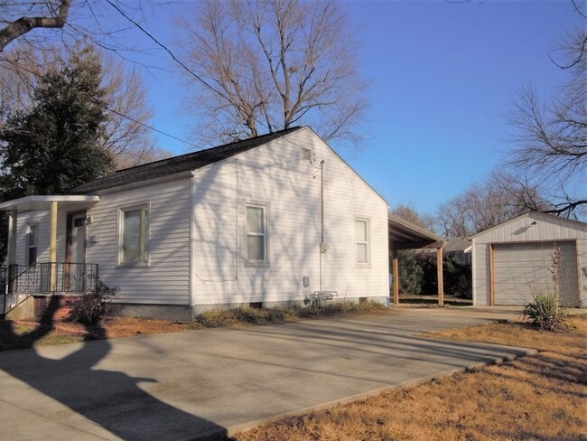 Photo - Cute Two Bedroom Cottage with Garage!