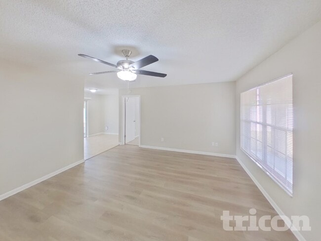 Photo - 1002 Saxon Ct