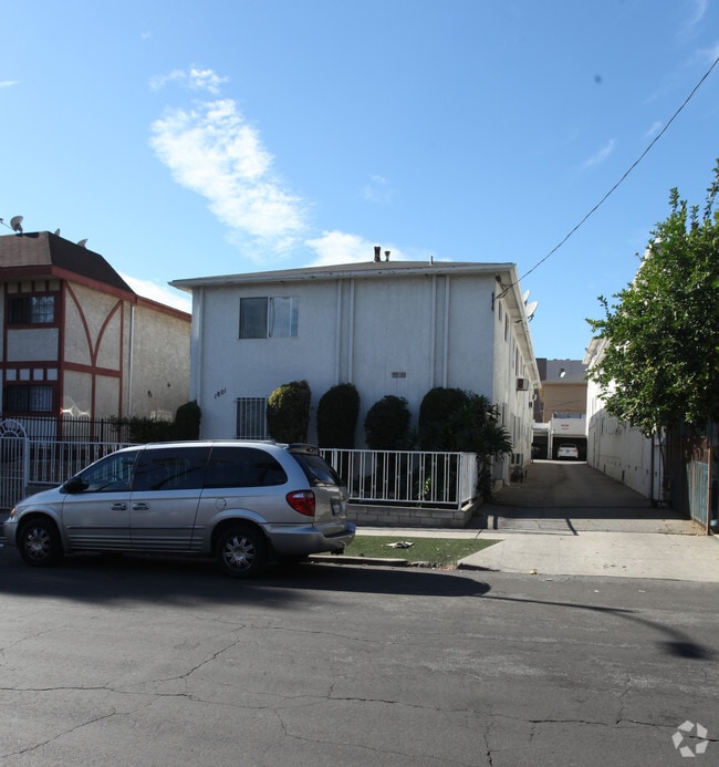 Primary Photo - 1801 N Harvard Blvd Rental