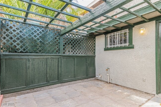 Photo - 557 Chelsea Dr