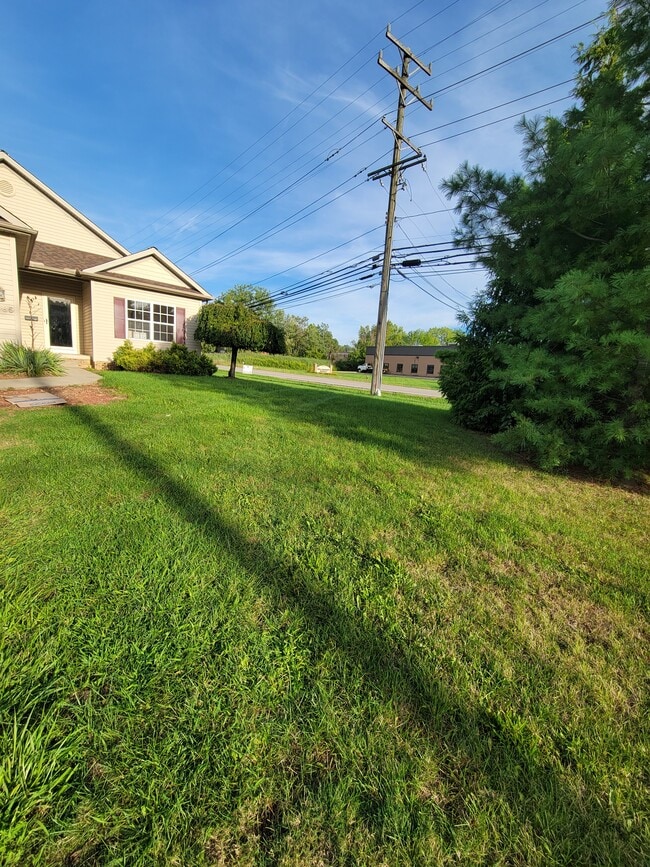Building Photo - 6585 Grosse Dr Rental
