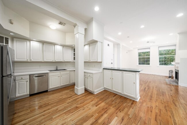 Building Photo - 98 Park Ave Unit 2A